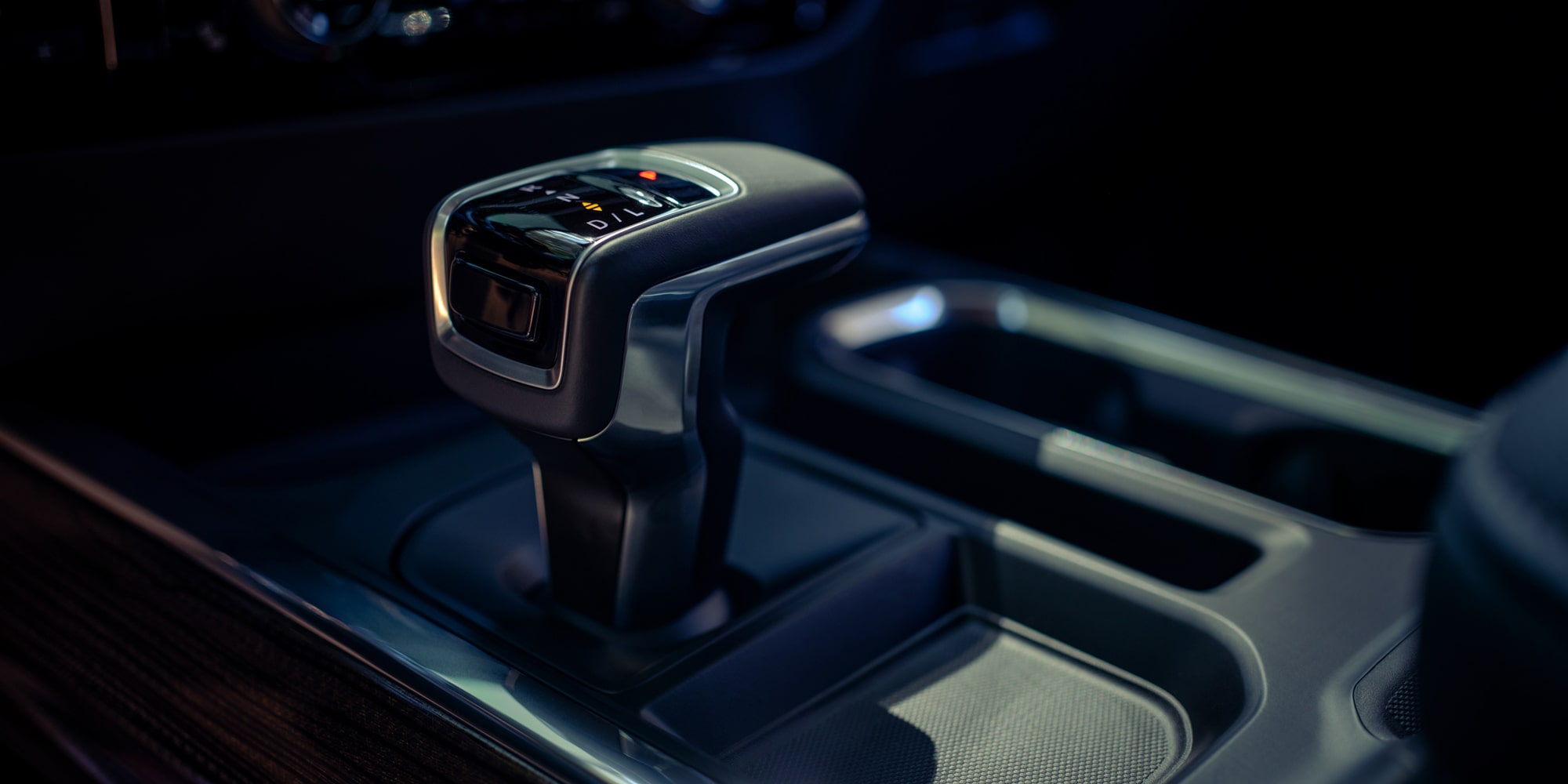 Vista cercana de la palanca de cambios de la Silverado.