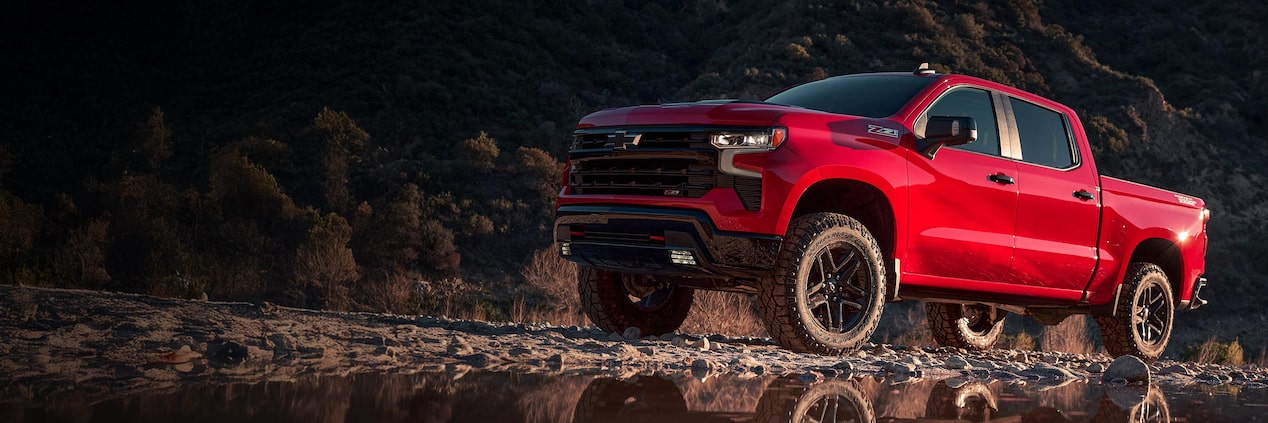 Chevrolet Silverado en camino de piedras.