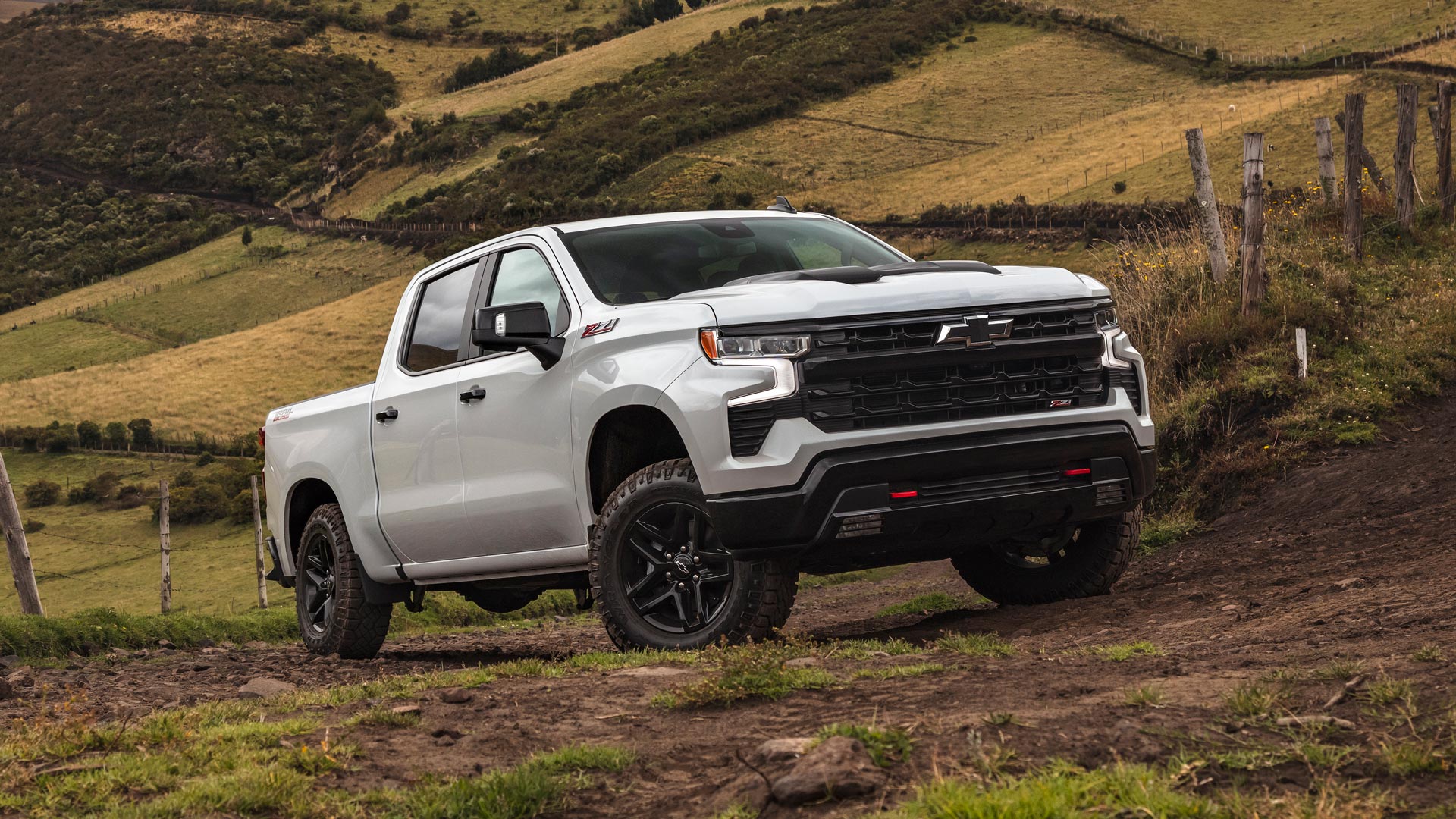 Chevrolet Silverado color Blanco en subida por una colina.