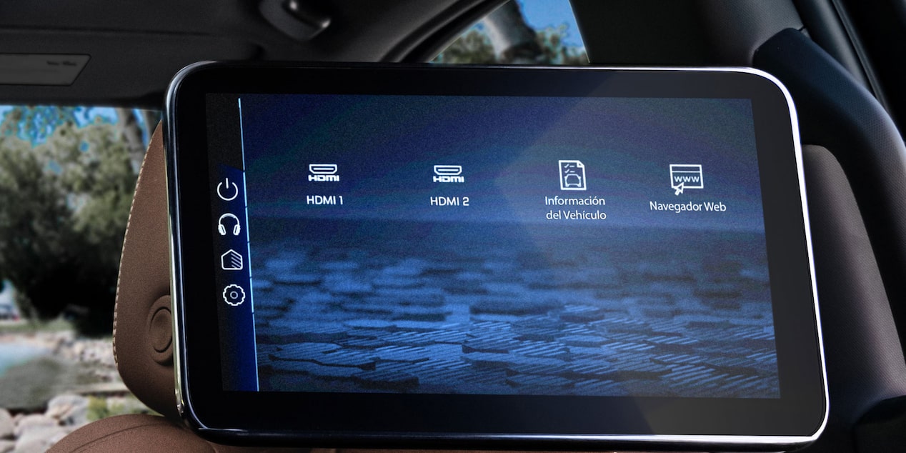 Sunroof panorámico eléctrico de la Chevrolet Suburban Z71 con vista al cielo y los árboles desde el interior del vehículo.