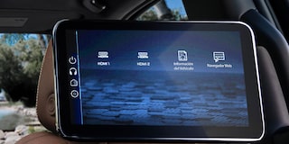 Pantalla central de infoentretenimiento de Chevrolet Suburban con integración de Alexa, Google Maps y clima sincronizado