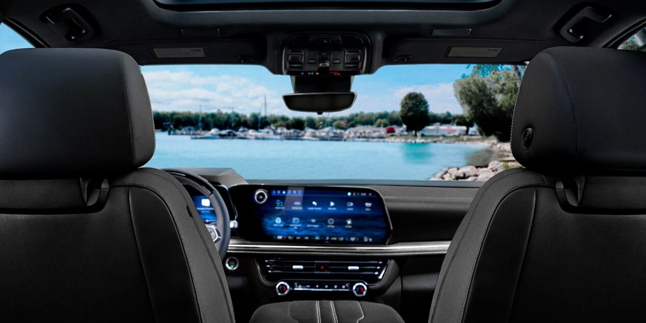 Vista interior de la Chevrolet Suburban, desde la perspectiva de los asientos de la segunda fila.