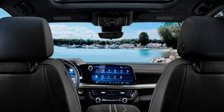 Vista interior de la Chevrolet Suburban, desde la perspectiva de los asientos de la segunda fila.