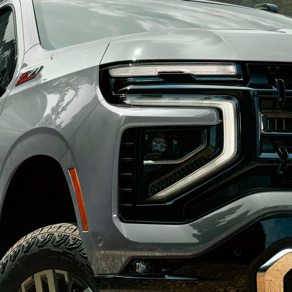 "Primer plano de Faros y calaveras Full LED con IntelliBeam y animación de la Chevrolet Suburban Z71. "