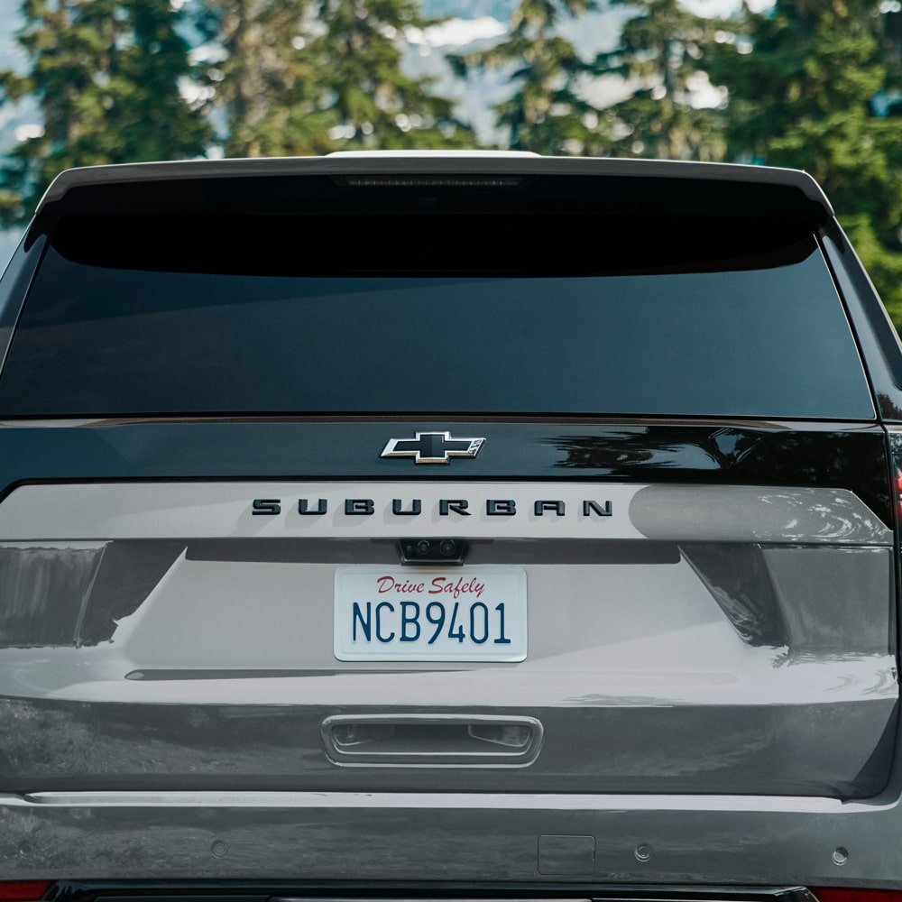 "Vista trasera de una Chevrolet Suburban Z71, mostrando el spoiler trasero con la tercera luz de freno, emblema de Chevrolet y patente visible. "
