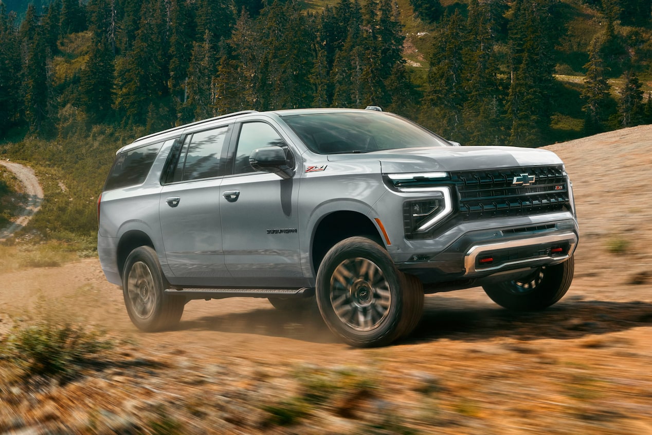 Vista lateral de la Chevrolet Suburban Z71 recorriendo un camino de tierra en la montaña.