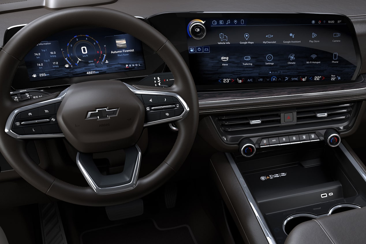 Interior de la Chevrolet Suburban Z71 con tablero digital y pantalla táctil.