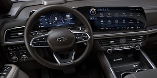 Interior de la Chevrolet Suburban Z71 con tablero digital y pantalla táctil.