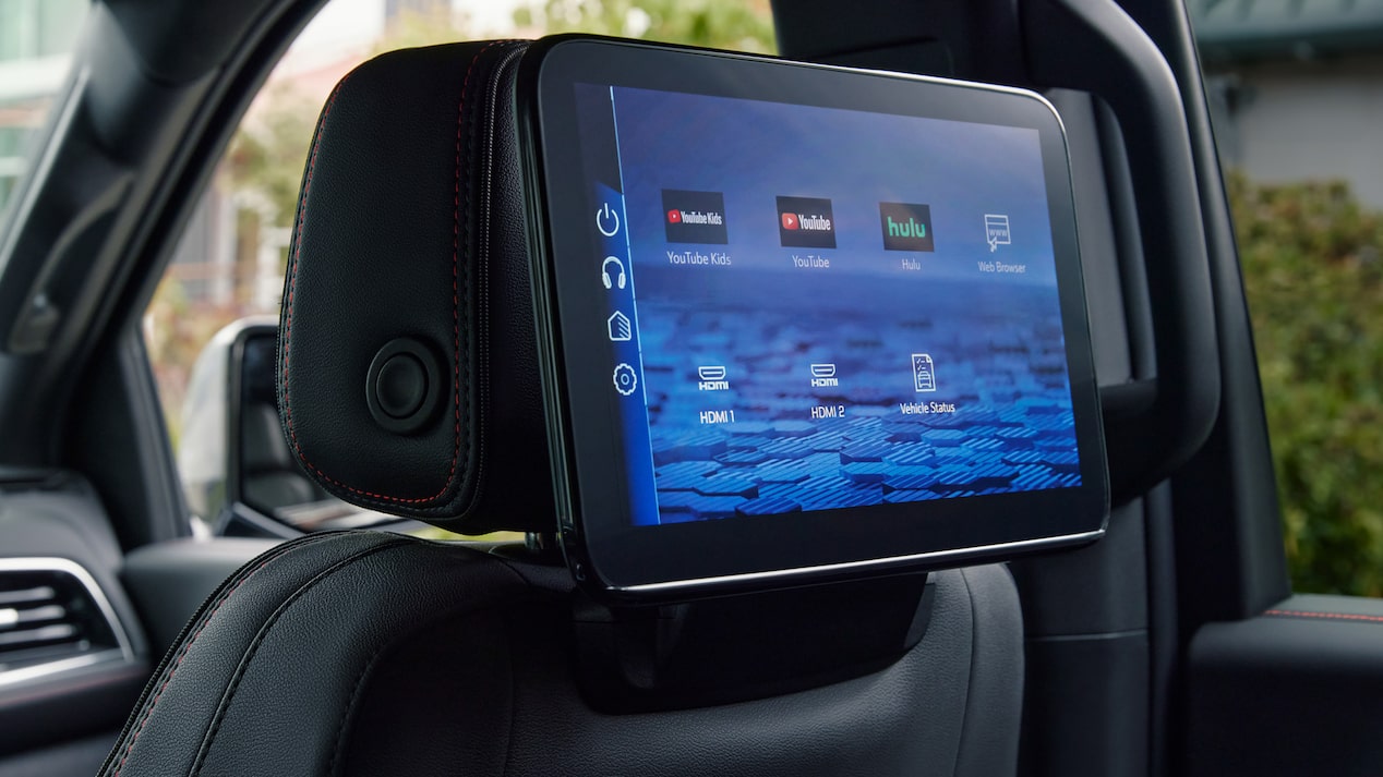 "Pantalla táctil Full HD instalada en el respaldo del asiento delantero de una Chevrolet Suburban Z71, vista desde el interior del vehículo. "