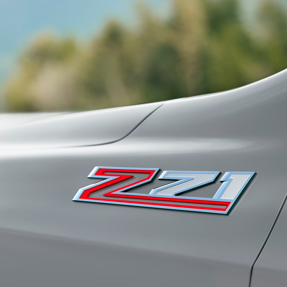 Vista en detalle del emblema Z71 en la carrocería de la Chevrolet Suburban Z71.