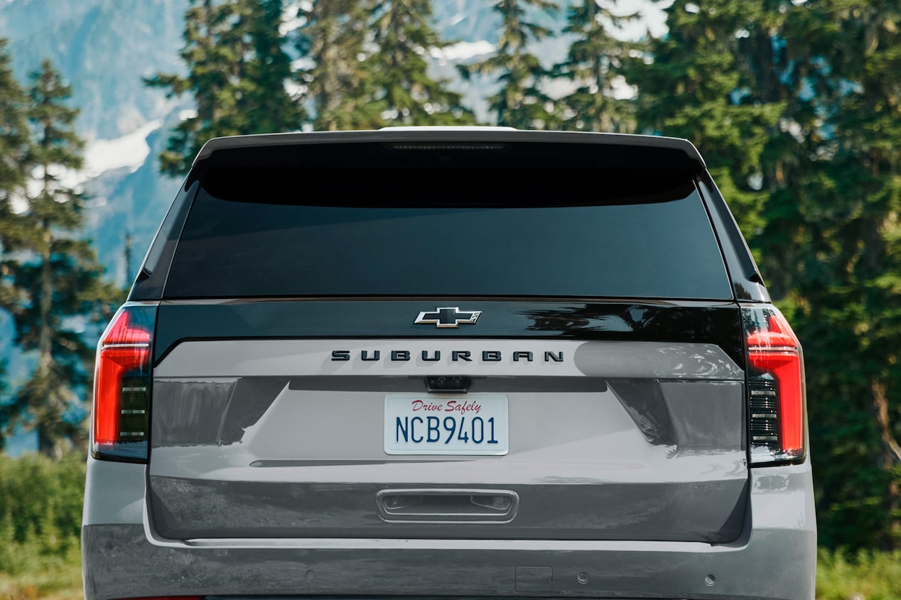 Vista trasera de una Chevrolet Suburban Z71, mostrando el spoiler trasero con la tercera luz de freno, emblema de Chevrolet y patente visible.