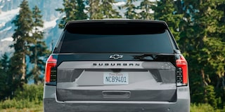 Vista trasera de una Chevrolet Suburban Z71, mostrando el spoiler trasero con la tercera luz de freno, emblema de Chevrolet y patente visible.