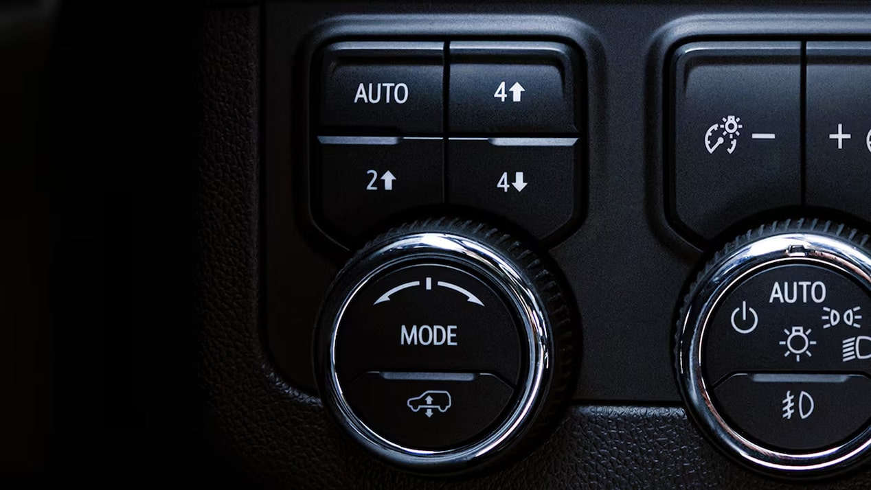 Controles de la caja de transferencia Autotrac de 2 velocidades en el tablero de una Chevrolet Suburban Z71.