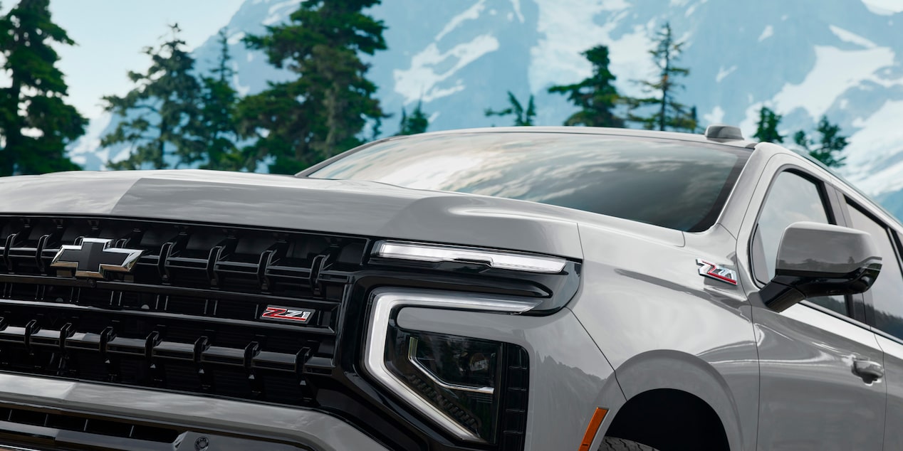 Vista en detalle y frontal de la Chevrolet Suburban Z71.