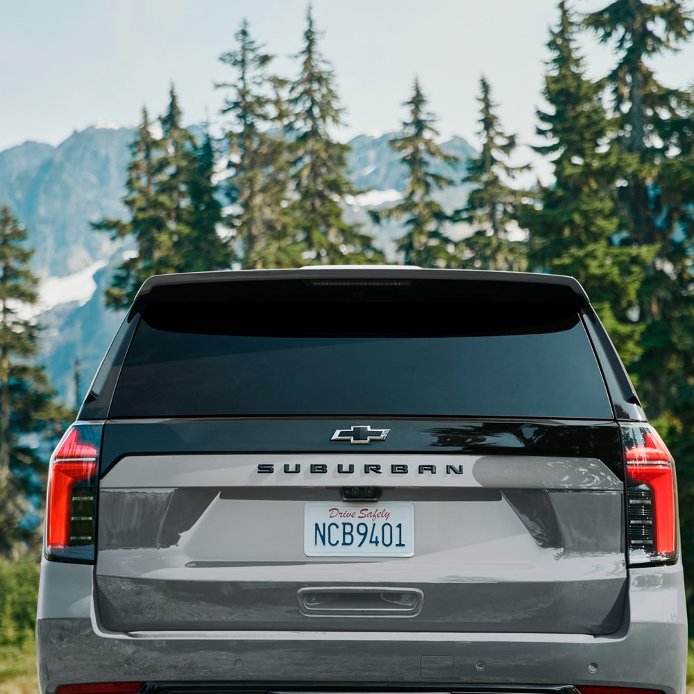 Vista trasera de una Chevrolet Suburban Z71, mostrando el spoiler trasero con la tercera luz de freno, emblema de Chevrolet y patente visible.