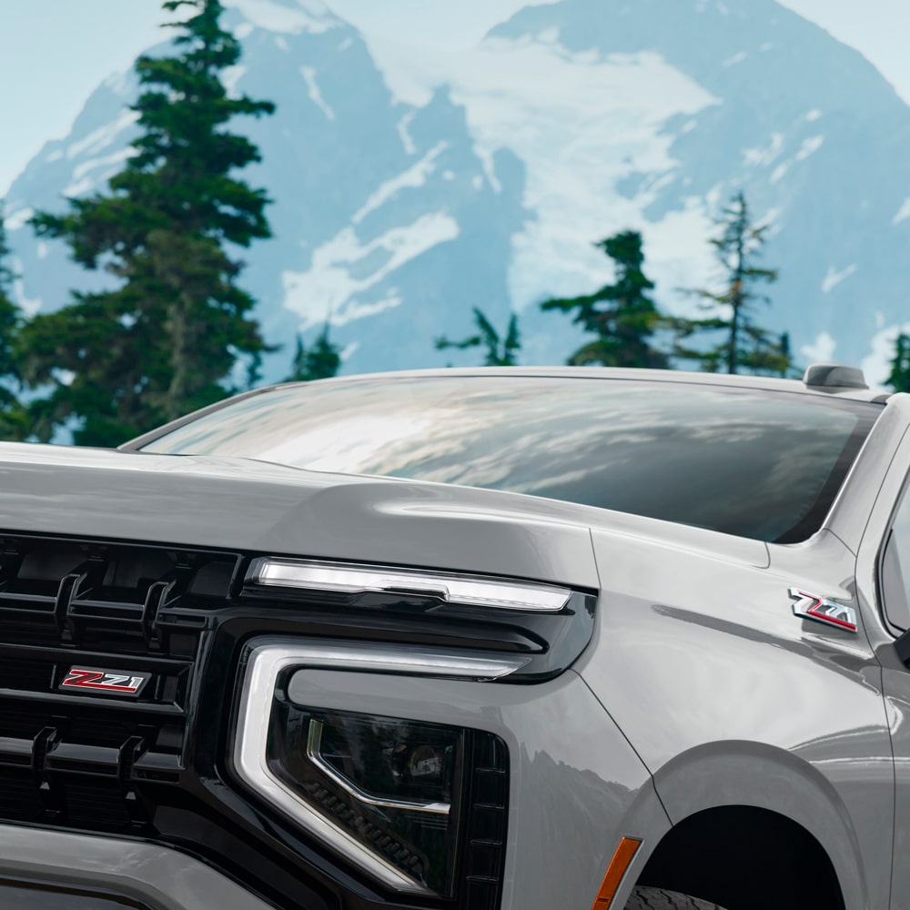 Vista en detalle y frontal de la Chevrolet Suburban Z71.