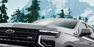 Vista en detalle y frontal de la Chevrolet Suburban Z71.