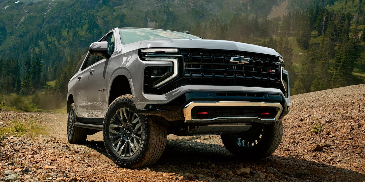 Vista forntal de la Chevrolet Suburban Z71 recorriendo un camino de tierra en la montaña