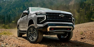 Vista forntal de la Chevrolet Suburban Z71 recorriendo un camino de tierra en la montaña