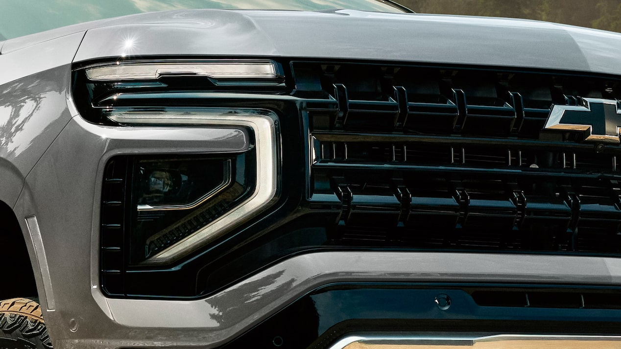 Primer plano de Faros y calaveras Full LED con IntelliBeam y animación de la Chevrolet Suburban Z71.