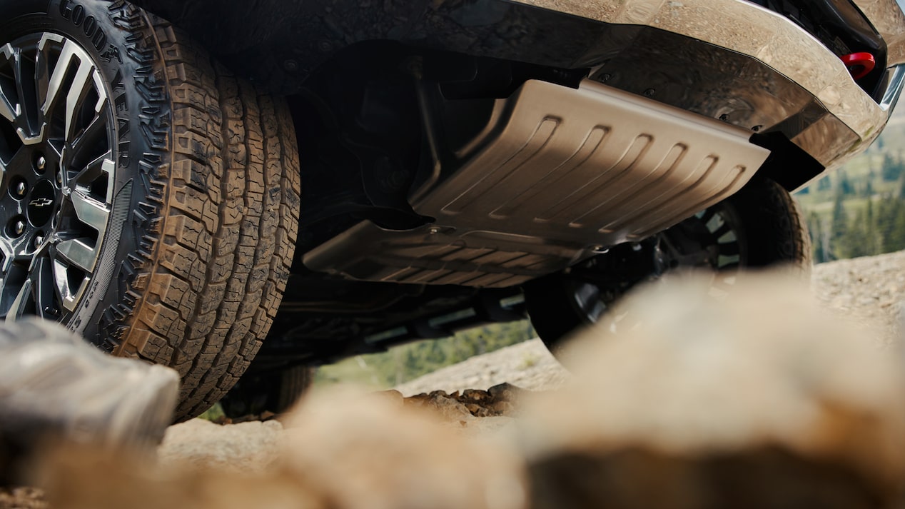 Vista inferior de la Chevrolet Suburban Z71 mostrando su suspensión Magnetic Ride Control.
