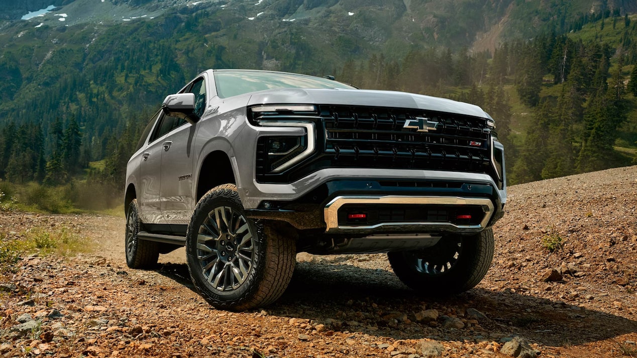 Vista forntal de la Chevrolet Suburban Z71 recorriendo un camino de tierra en la montaña