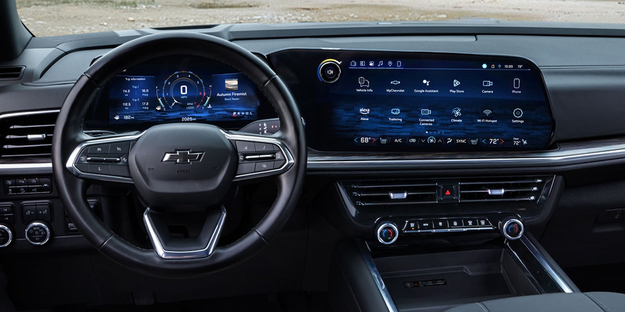 Vista en detalle del tablero digital de la Chevrolet Suburban Z71, con una pantalla táctil panorámica central con múltiples aplicaciones integradas como Spotify, Waze, MAX y Prime Video, así como controles de climatización y diseño moderno del tablero.