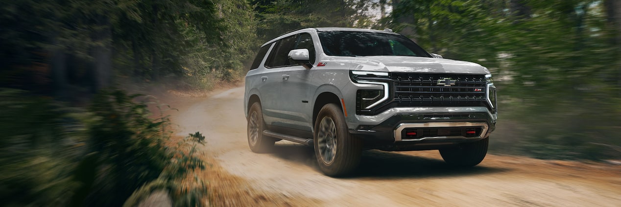 Chevrolet Tahoe en camino de tierra.
