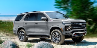 Chevrolet Tahoe 2025 Z71 en color verde recorriendo camino off-road junto al mar