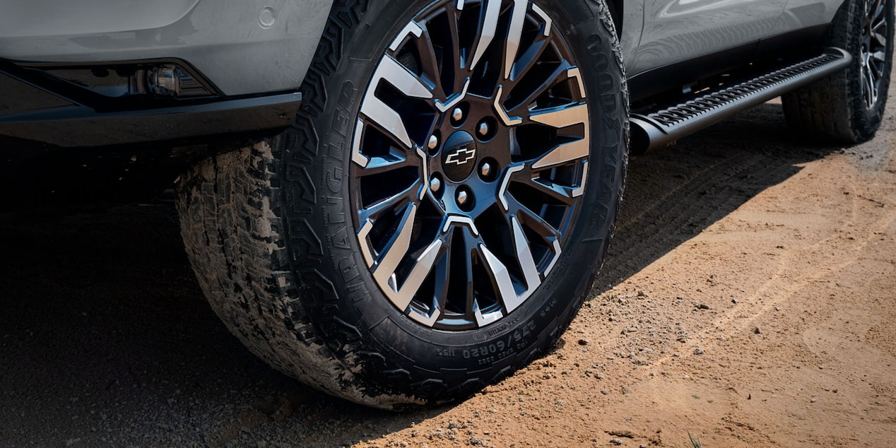 Vista en detalle en las llantas delanteras de 20" de la Chevrolet Tahoe.