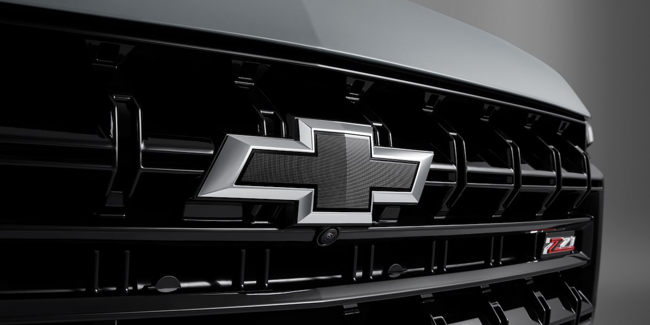 Emblema de Chevrolet en la parilla delantera de la Chevrolet Tahoe.