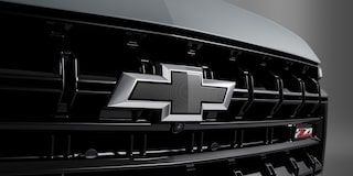 Interior de la Chevrolet Tahoe 2025 con doble pantalla digital, diseño moderno y controles avanzados