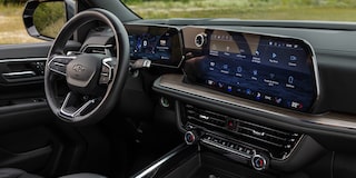 Interior de la Chevrolet Tahoe 2025 con doble pantalla digital, diseño moderno y controles avanzados