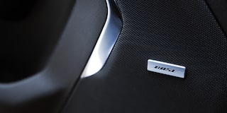 Interior de la Chevrolet Tahoe 2025 con doble pantalla digital, diseño moderno y controles avanzados