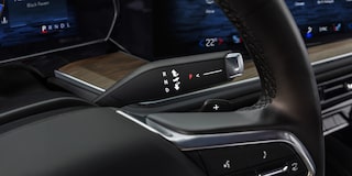 Interior de la Chevrolet Tahoe 2025 con doble pantalla digital, diseño moderno y controles avanzados