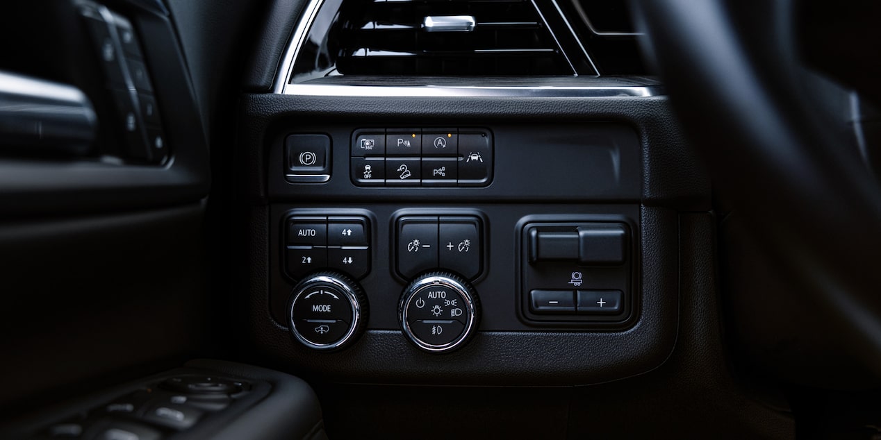 Acercamiento al panel de control del sistema de remolque de la Chevrolet Tahoe. 