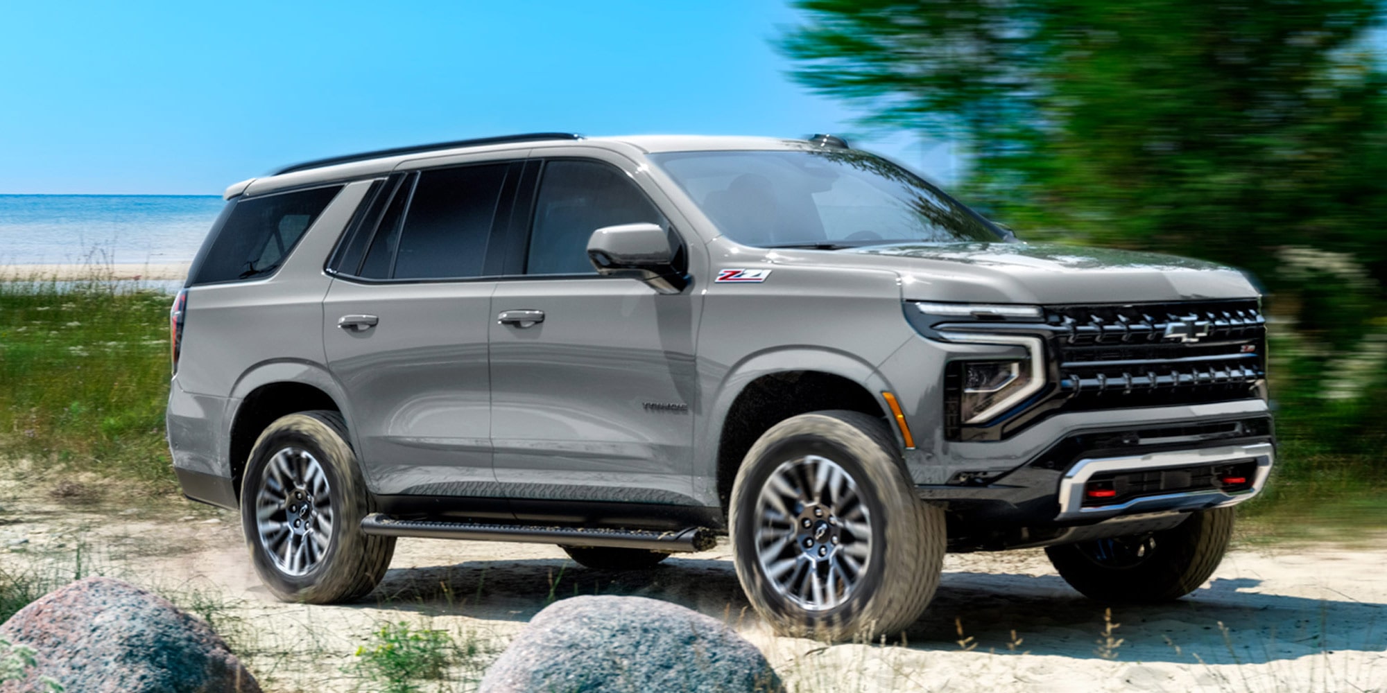 Chevrolet Tahoe en movimiento por un camino de arena.
