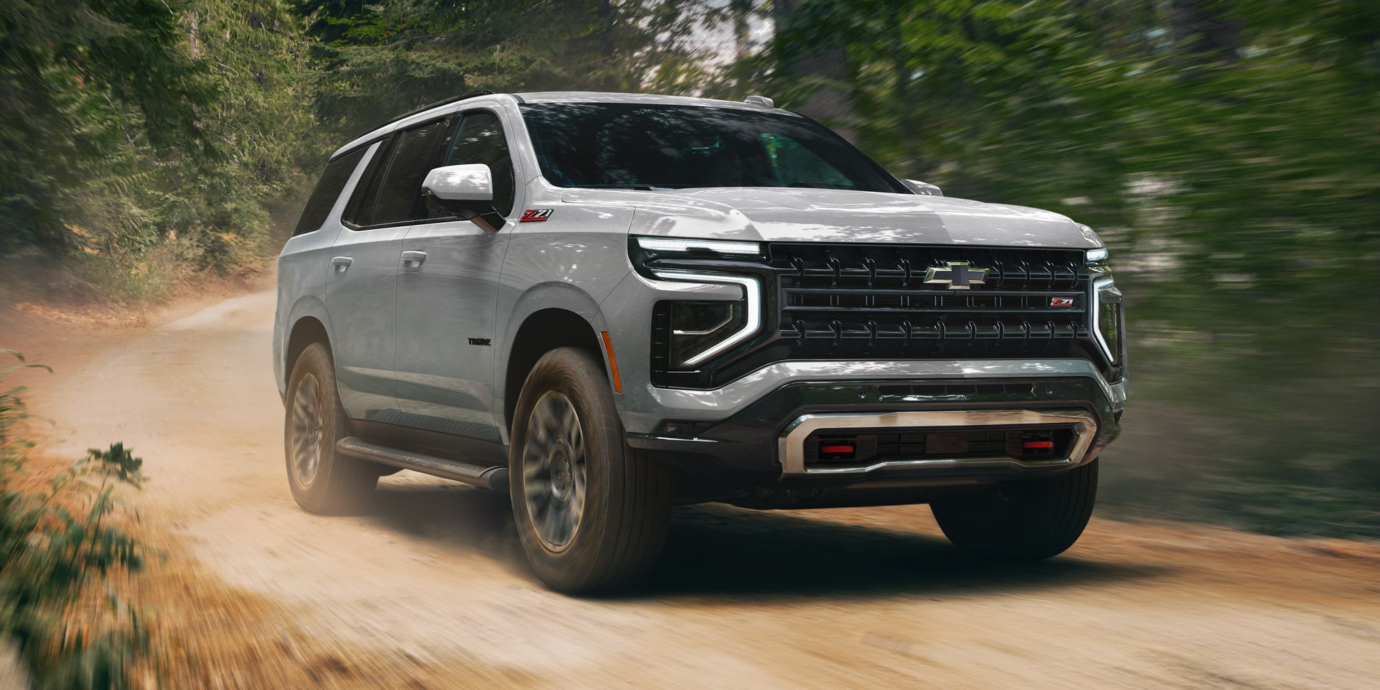 Chevrolet Tahoe atravesando un camino de tierra.