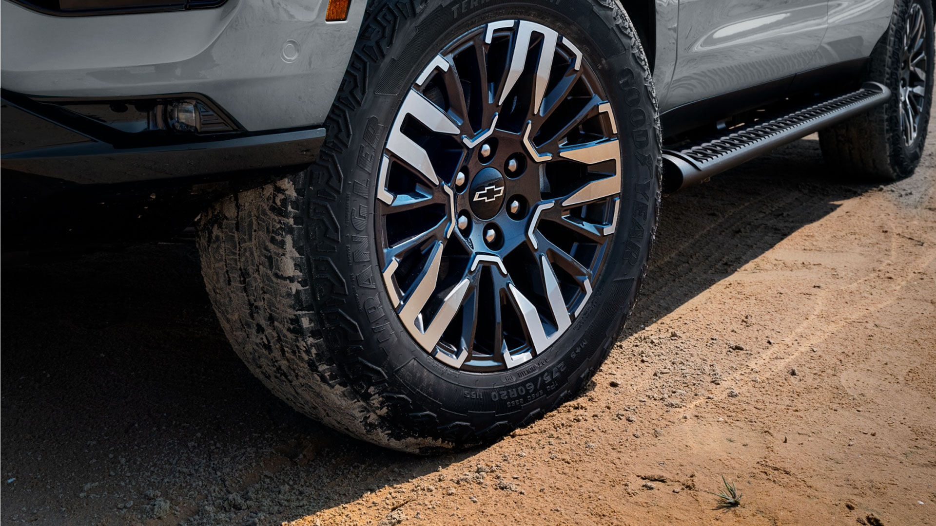 Vista en detalle en las llantas delanteras de 20" de la Chevrolet Tahoe.