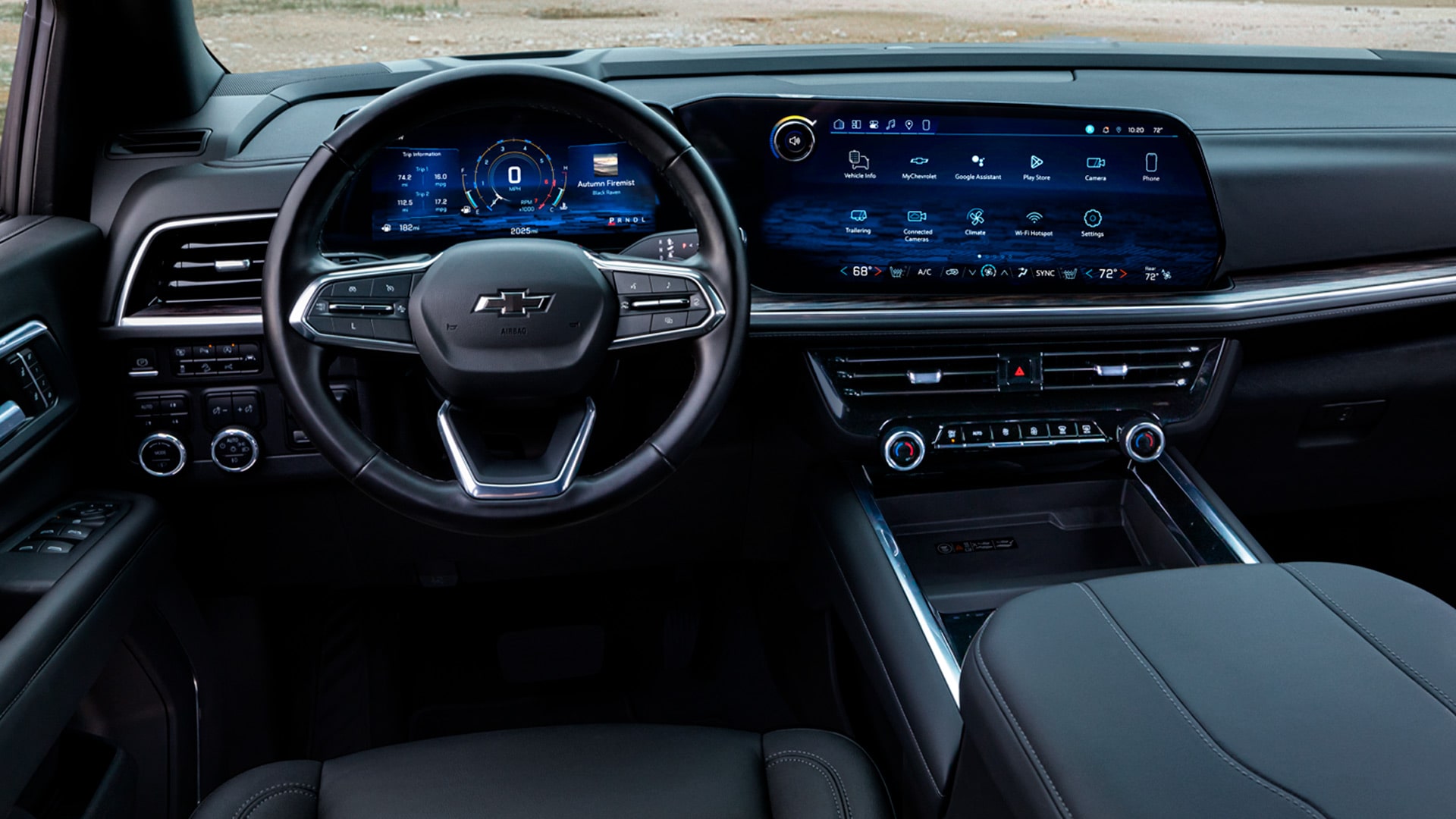 "Vista completa del volante multifunción y el tablero digital de la Chevrolet Tahoe. "