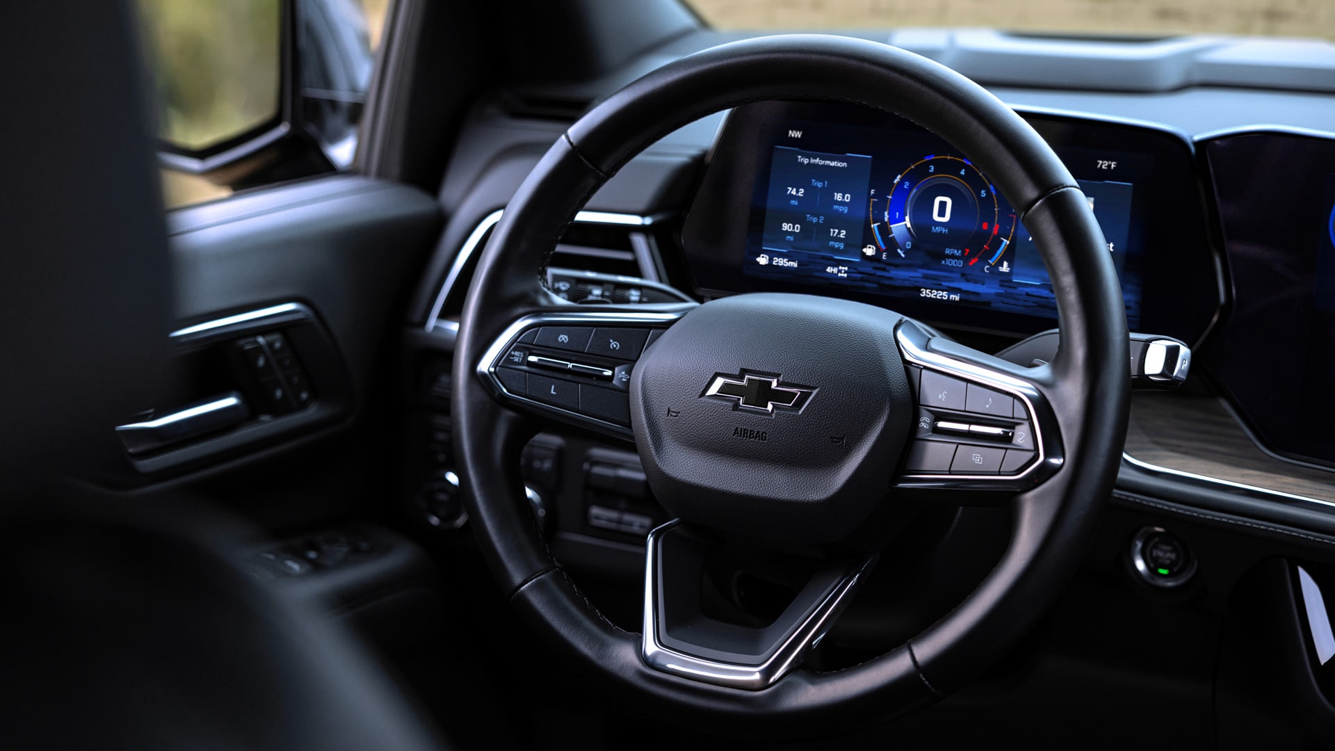 "Vista completa del volante multifunción y el cluster digital configurable de la Chevrolet Tahoe. "