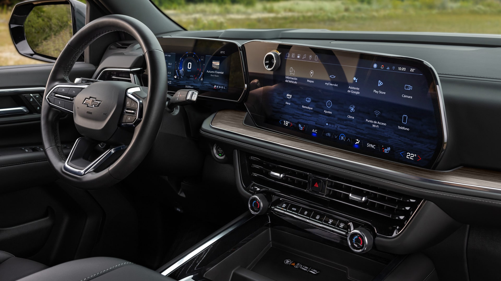 Vista completa del panel digital de la Chevrolet Tahoe.