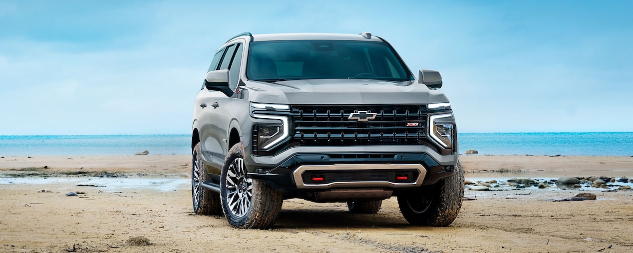 Vista de la Chevrolet Tahoe de frente en la arena.