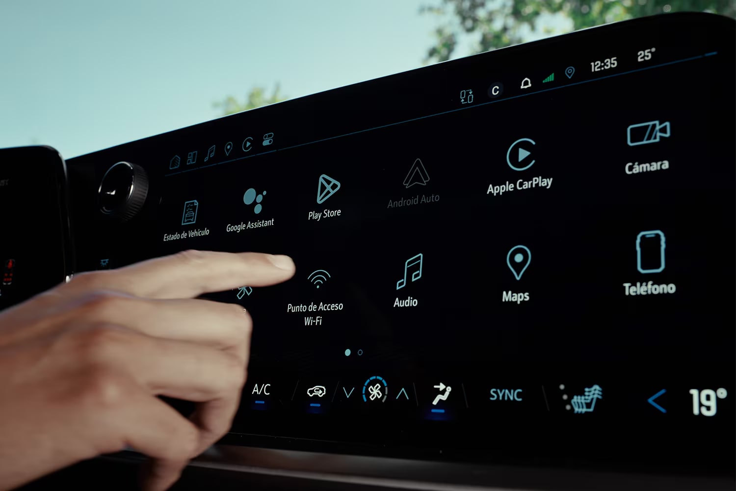 Persona interactuando con la pantalla de la Chevrolet Tahoe.