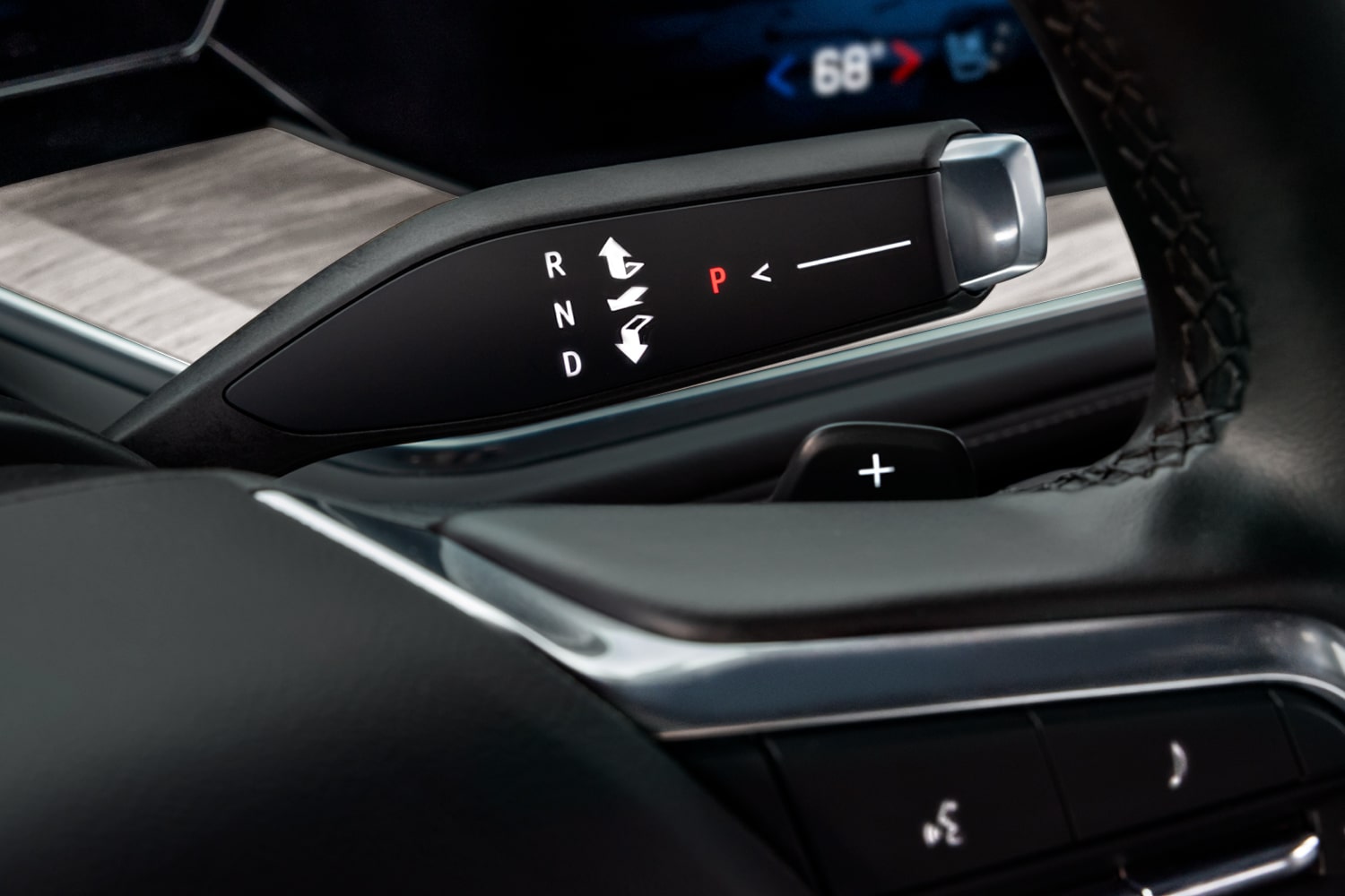 Vista cercana de la palanca selectora de transmisión de la Chevrolet Tahoe.