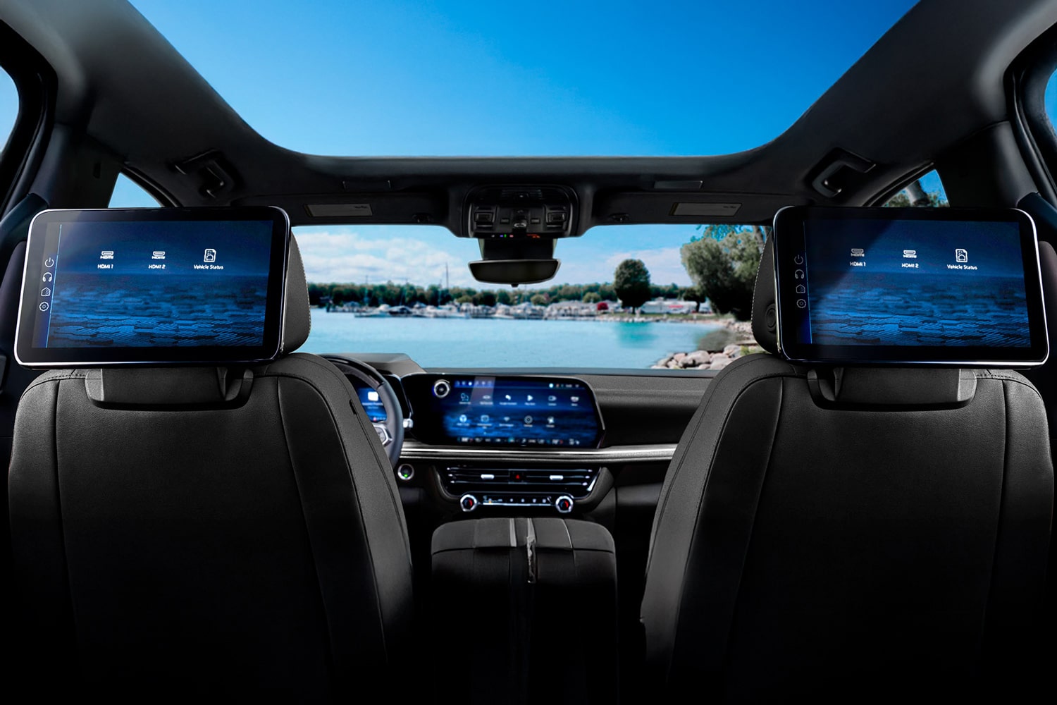 "Vista interior de Chevrolet Tahoe con pantallas de entretenimiento trasero. "