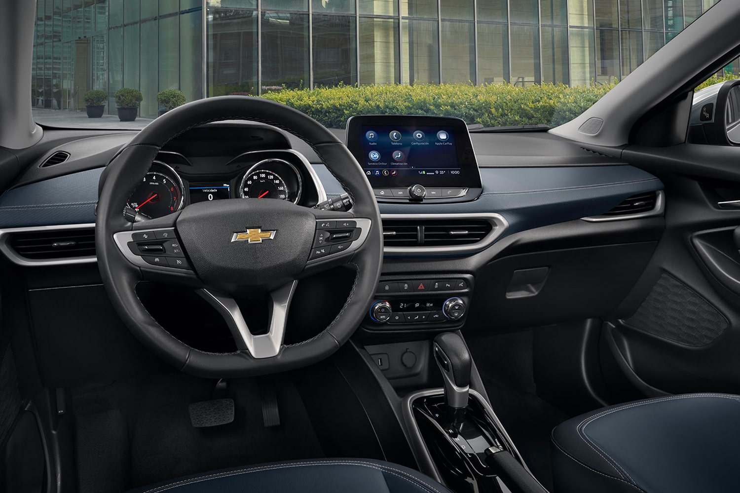 Interior de la Chevrolet Tracker con volante multifunción y pantalla táctil, destacando su confort.