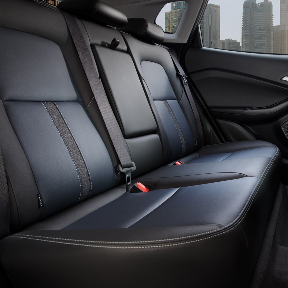 Asientos traseros de la Chevrolet Tracker con mayor espacio, pensados para brindar comodidad.