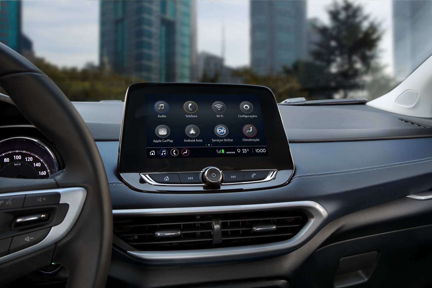 Interior de la Chevrolet Tracker con pantalla táctil, destacando su confort.