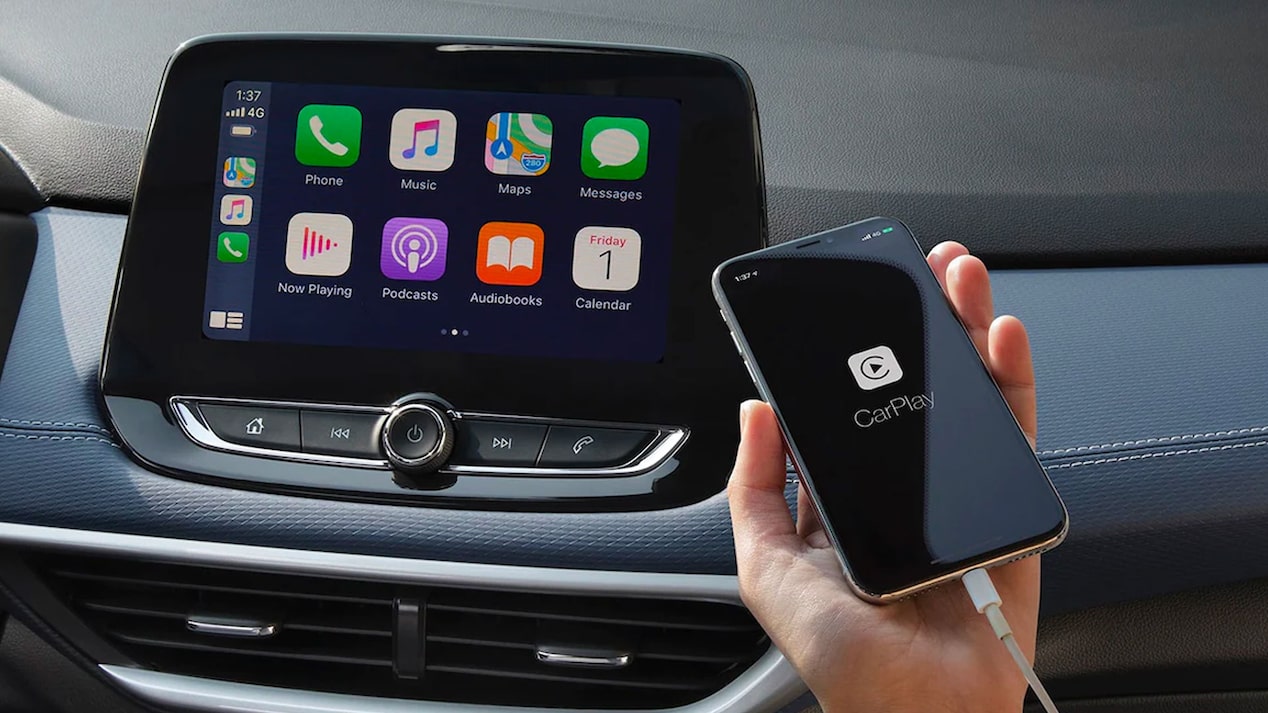 Conectividad de CarPLay en la Chevrolet Tracker, integrando el celular con la pantalla táctil.